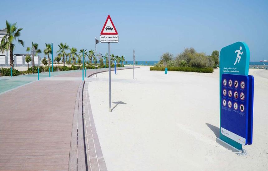 تصویری از یک تابلوی راهنما در گوشه‌ای از ساحل جمیرای دبی